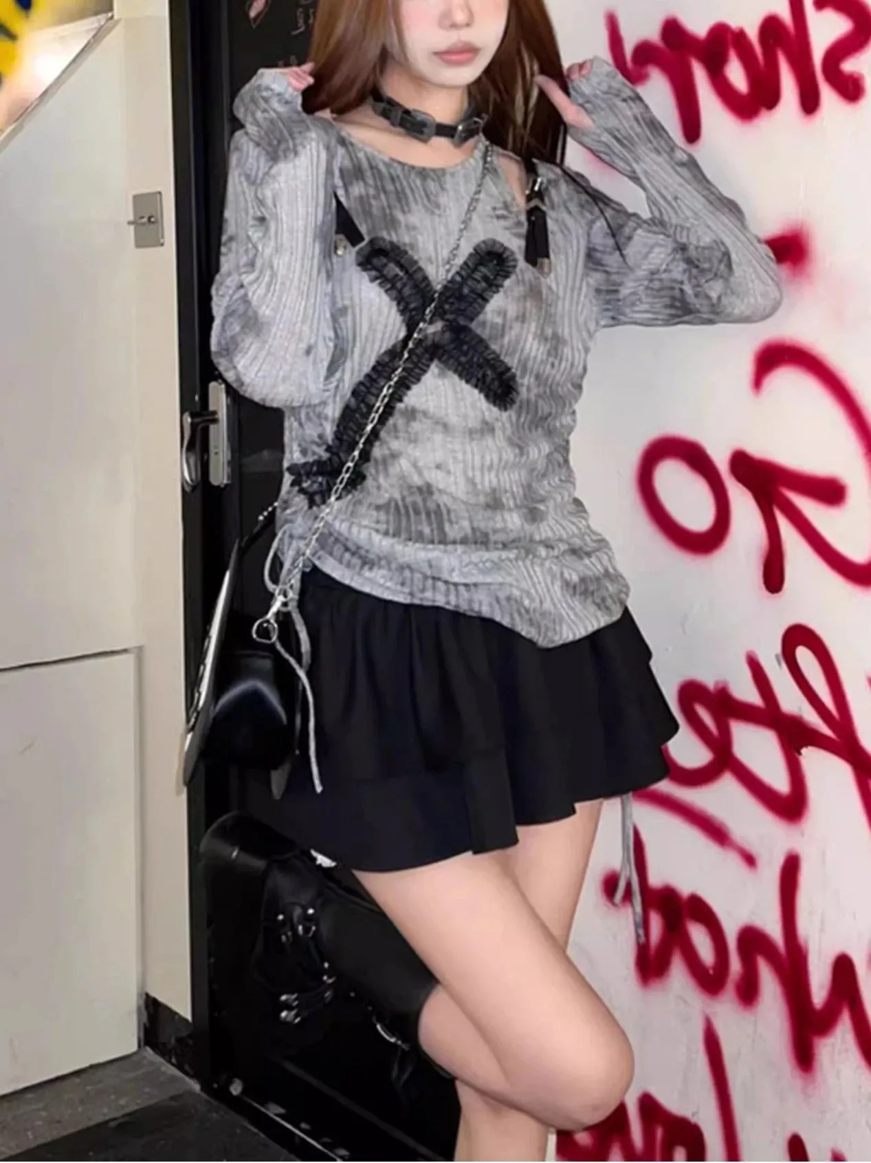 Gothic Off-Shoulder T-Shirt mit Zierkreuz und Ketten