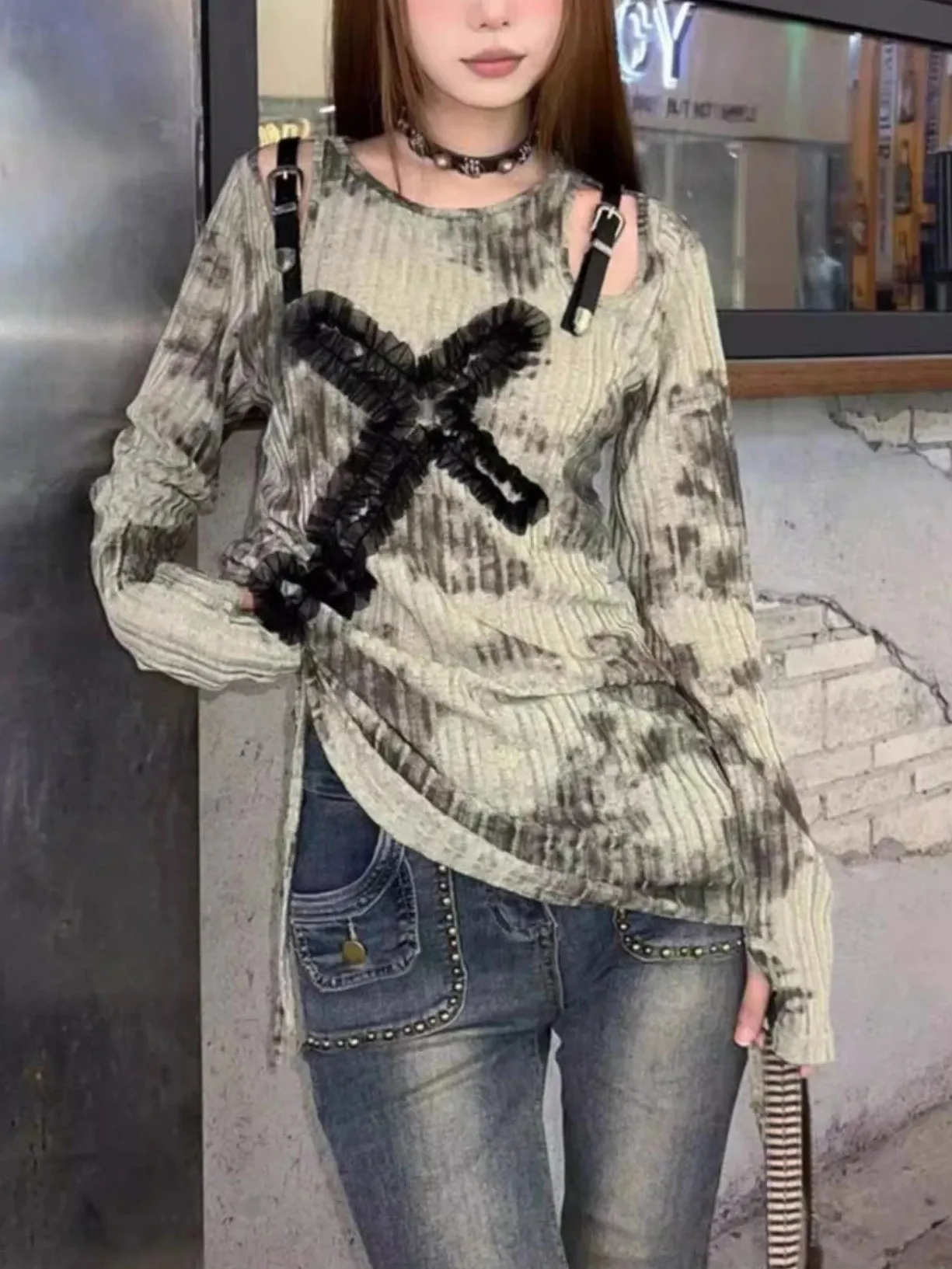 Gothic Off-Shoulder T-Shirt mit Zierkreuz und Ketten