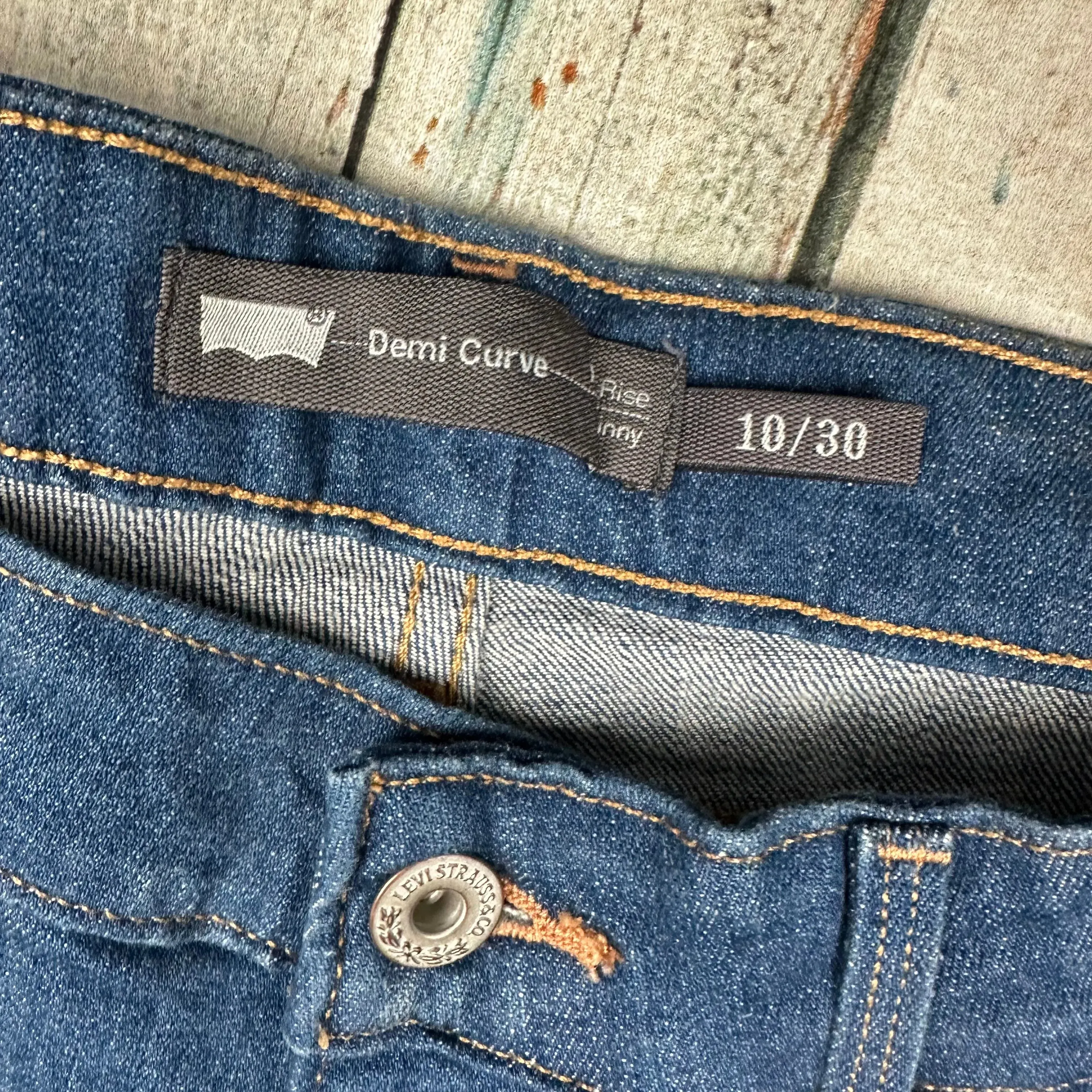 Levis Demi Curve Mid Rise Skinny Jeans -Size 30