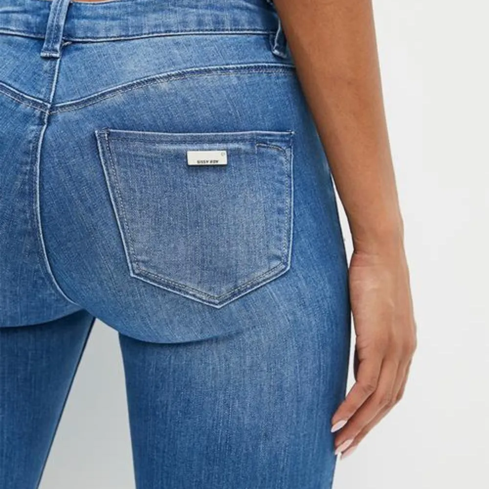 Sammy - Low Rise Jean With Bling Pocket Detail