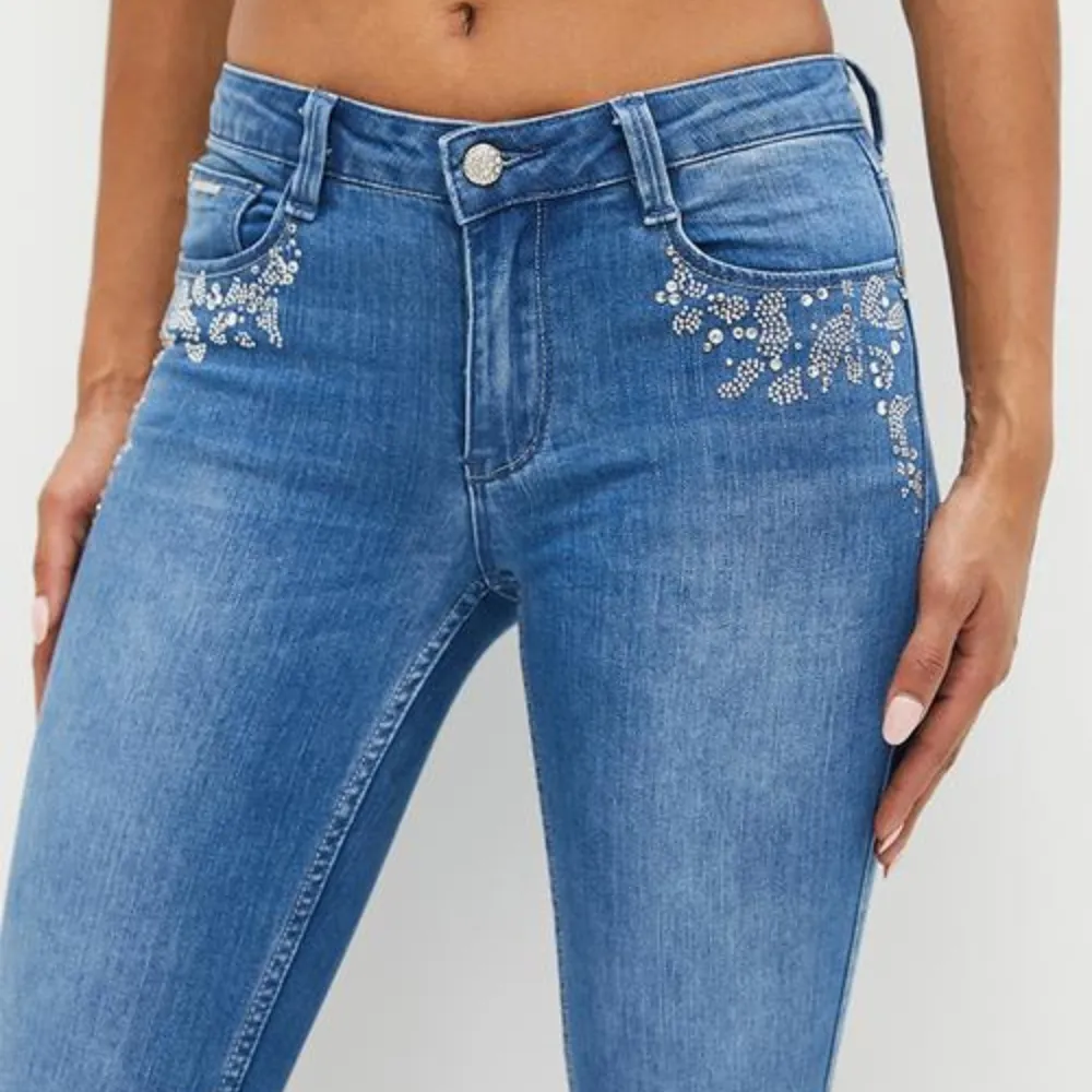 Sammy - Low Rise Jean With Bling Pocket Detail